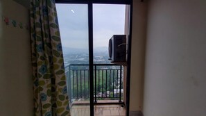 Ein Balkon mit Blick auf eine Stadtlandschaft.
