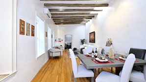 Un espace de restauration moderne avec un plancher en bois, des meubles blancs et un plafond en bois.