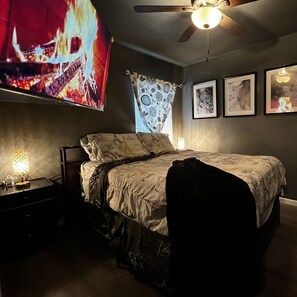 2 slaapkamers, een bureau, een strijkplank/strijkijzer, gratis wifi