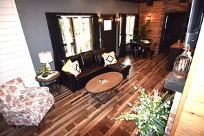 Smart TV, chimenea, libros y estéreo 