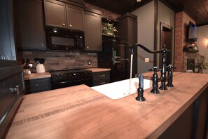 Fridge, microwave, oven, stovetop - No Cleaning Fee at Blues On The Bend~Park Setting (Broken Bow)