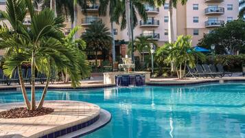 Alberca techada y alberca al aire libre