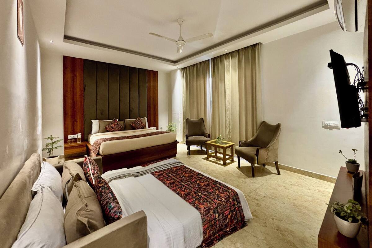 Family Room | Soundproofing, free WiFi