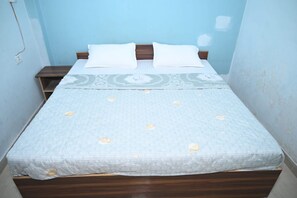 Deluxe Double Room | Desk, soundproofing, free WiFi, bed sheets - Goroomgo Mahamaya Guest House Varanasi (Varanasi)