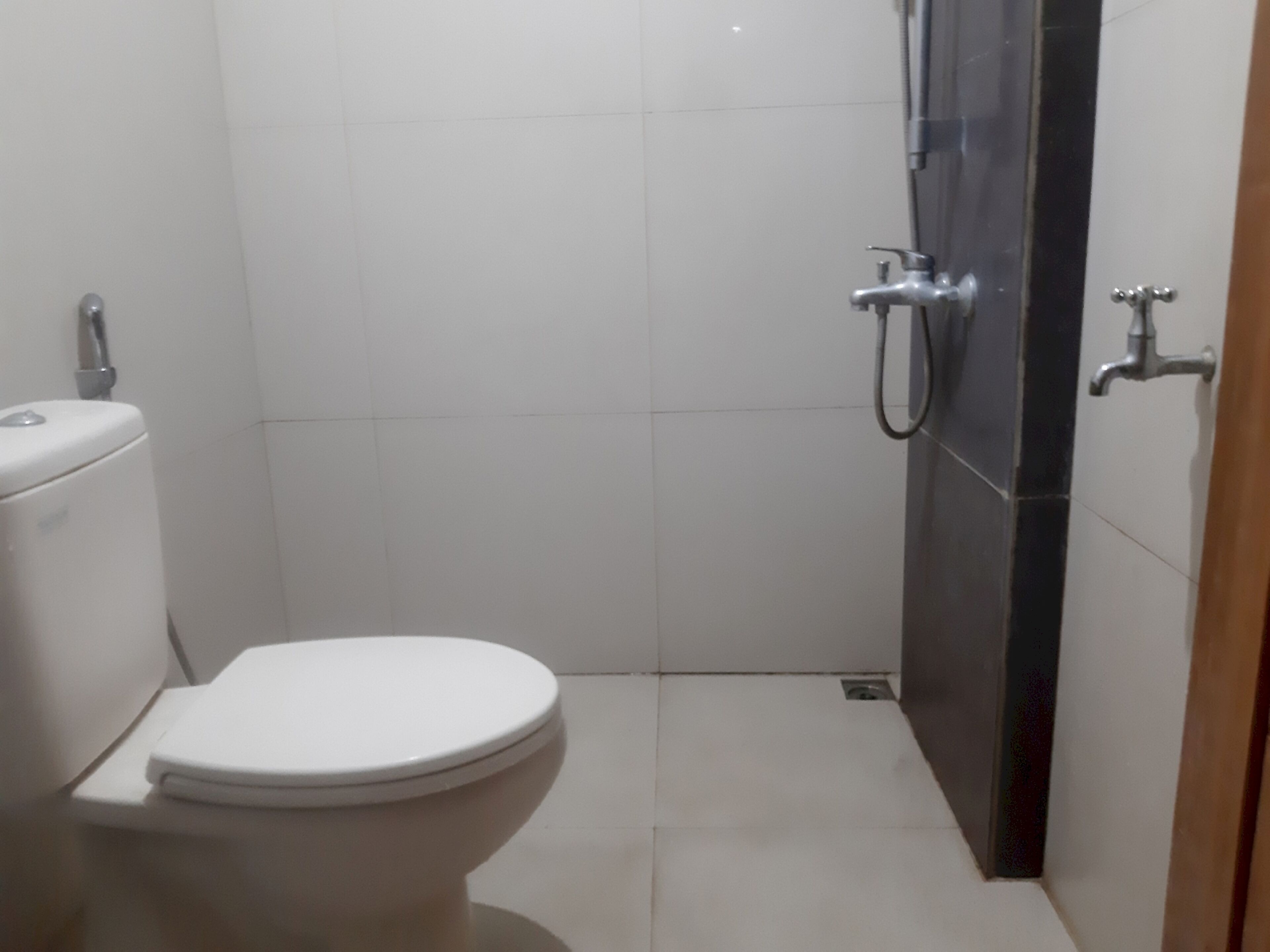 Habitación estándar doble | Baño | Ducha, toallas y jabón