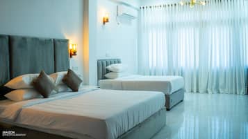 Premium Room | Desk, laptop workspace, soundproofing, iron/ironing board