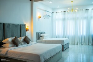 Premium Room | Desk, laptop workspace, soundproofing, iron/ironing board