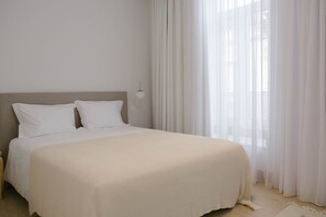 3 bedrooms, iron/ironing board, Internet, bed sheets - WelcomeBuddy - Casa Carolina - Stylish Retreat (Ponta Delgada)