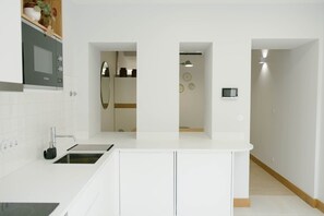 Fridge, microwave, oven, stovetop - WelcomeBuddy - Casa Carolina - Stylish Retreat (Ponta Delgada)