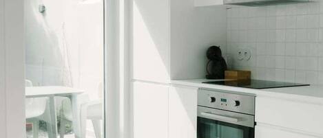 Kühlschrank, Mikrowelle, Ofen, Herdplatte