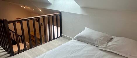 1 bedroom, desk, internet, bed sheets