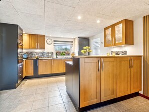 Kylskåp, mikrovågsugn, ugn och diskmaskin