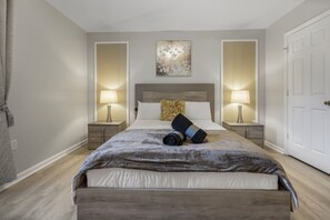 6 室のベッドルーム、デスク、アイロン / アイロン台、旅行用ベビーベッド