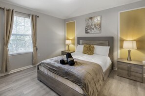 6 bedrooms, desk, iron/ironing board, travel cot