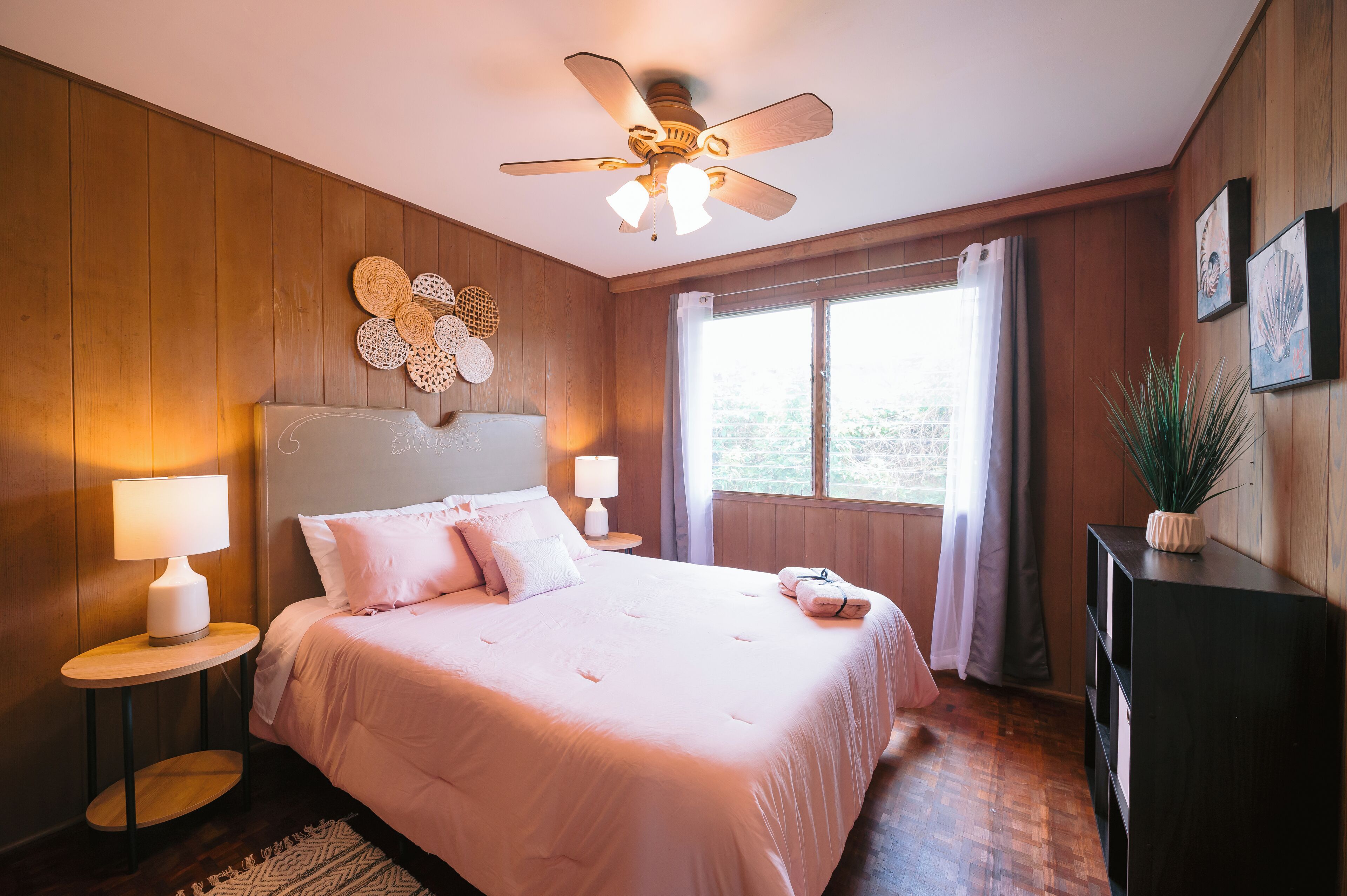 3 chambres, bureau, fer et planche à repasser, lit de bébé portatif
