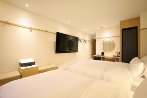 Espacio para trabajar con laptop y wifi gratis 