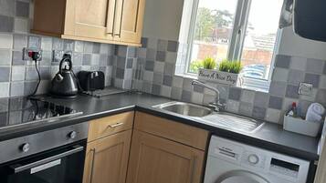 Business Apartment | Private kitchen | Fridge, microwave, oven, toaster