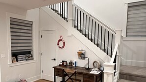 Un bureau à domicile équipé d’un bureau, d’une chaise et d’un escalier.