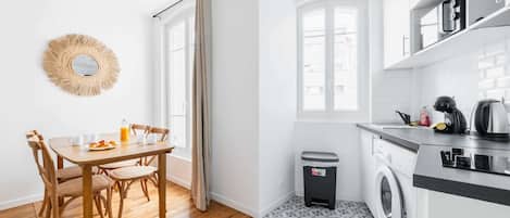 Réfrigérateur, micro-ondes, plaque de cuisson, cafetière/bouilloire