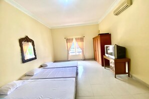 Basic Single Room | Bed sheets - Hotel O Kenzie Bunkbed Syariah (Klaten)