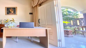 A room with a desk, laptop, and a framed picture on the wall. - Hotel O Kenzie Bunkbed Syariah (Klaten)