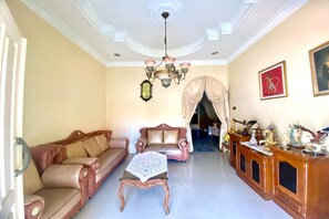 Lobby sitting area - Hotel O Kenzie Bunkbed Syariah (Klaten)