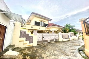 Exterior - Hotel O Kenzie Bunkbed Syariah (Klaten)