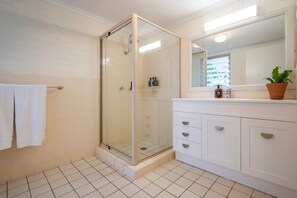 Douche, séchoir à cheveux, serviettes fournies