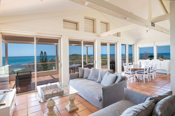 TV, offices - Sandrift Two - Oceanstays (Yamba)