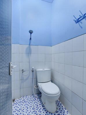 Chambre Double Standard | Salle de bain | Douche, serviettes fournies, savon