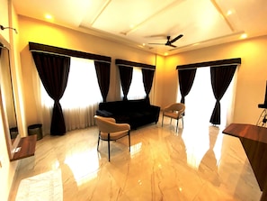 Suite ejecutiva | Área de sala de estar | Televisión LED