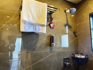 Executive suite | Badkamer | Een douche, handdoeken