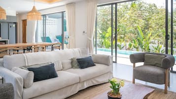 Vila exclusiva, vista para a montanha | Área de estar | TV de tela plana