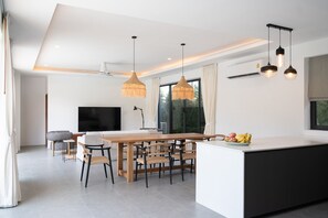 Exclusive-Villa, Bergblick | Wohnbereich