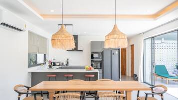 Vila exclusiva, vista para a montanha | Área de estar | TV de tela plana