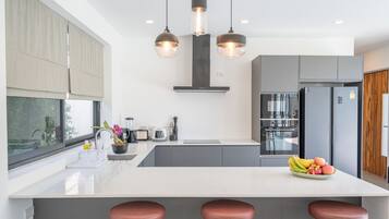 Vila exclusiva, vista para a montanha | Cozinha privada | Geladeira grande, micro-ondas, fogão, cooktop