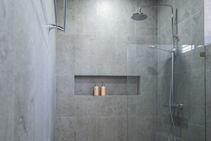 Exclusive-Villa, Bergblick | Badezimmer | Dusche, Regendusche, Haartrockner, Handtücher