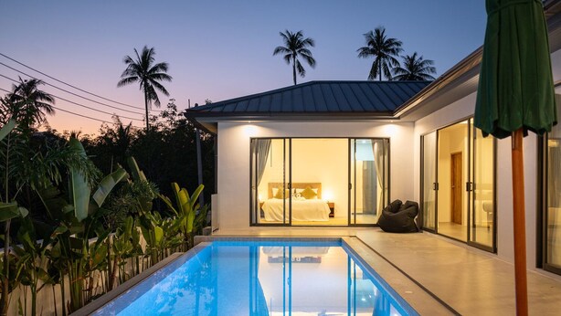 A modern villa with a swimming pool, a bedroom with a large bed and curtains, and a view of palm trees. - Modern 3 Bedroom Villa - KBR16 (Koh Samui)