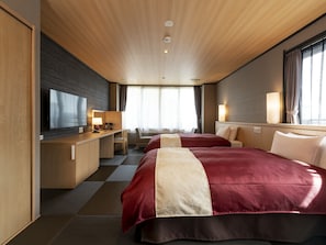Huone, tupakointi kielletty (Japanese Modern Style, For 4 People) | Memory foam -patjalliset sängyt, tallelokero huoneessa, työpöytä