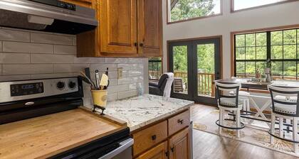 Lakefront 3-bedroom cottage on Watts Bar Lake with boat slip!