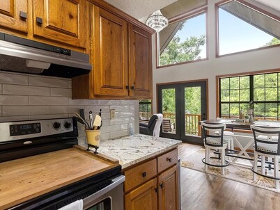 Lakefront 3-bedroom cottage on Watts Bar Lake with boat slip!