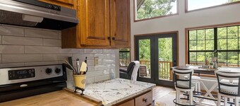 Lakefront 3-bedroom cottage on Watts Bar Lake with boat slip!