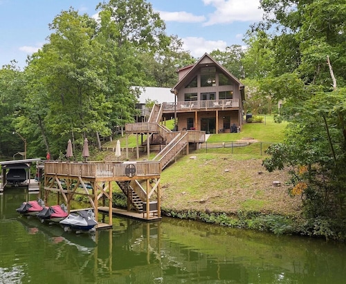Lakefront 3-bedroom cottage on Watts Bar Lake with boat slip!