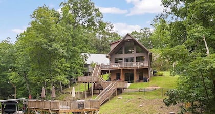 Lakefront 3-bedroom cottage on Watts Bar Lake with boat slip!