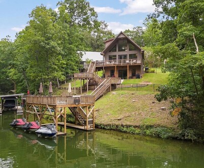 Lakefront 3-bedroom cottage on Watts Bar Lake with boat slip!