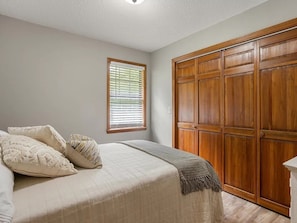 3 bedrooms, travel cot, WiFi, bed sheets - Lakefront 3-bedroom cottage on Watts Bar Lake with boat slip! (Ten Mile)