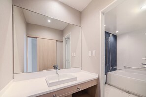 Combined shower/bathtub, free toiletries, hair dryer, towels - HOTEL MYSTAYS Miyazaki (Miyazaki)