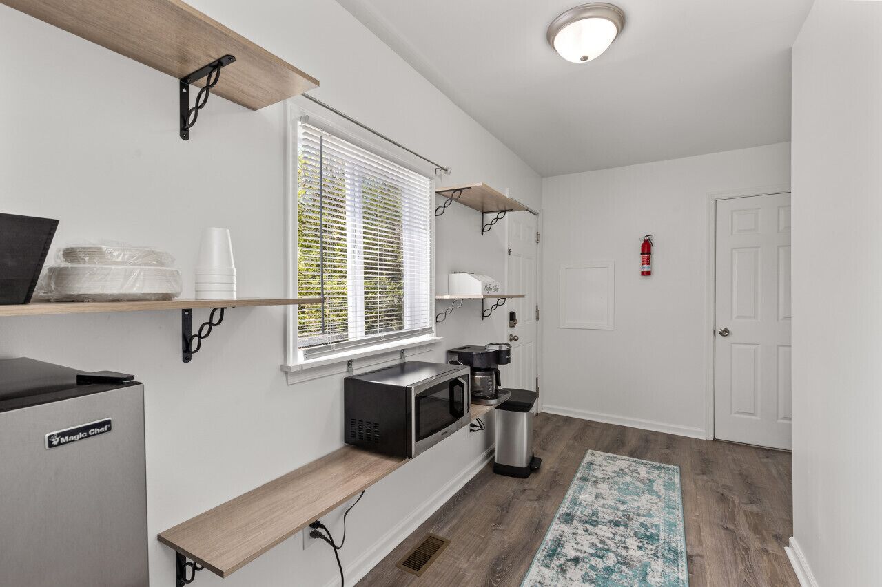 Kjøleskap, mikrobølgeovn, kaffetrakter/tekoker og brødrister