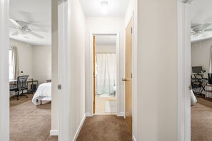 2 makuuhuonetta, työpöytä, silitysrauta/-lauta, ilmainen Wi-Fi