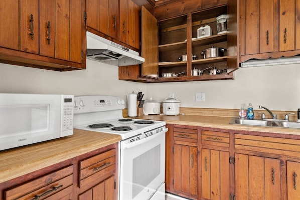 Jääkaappi, mikroaaltouuni, uuni, liesi